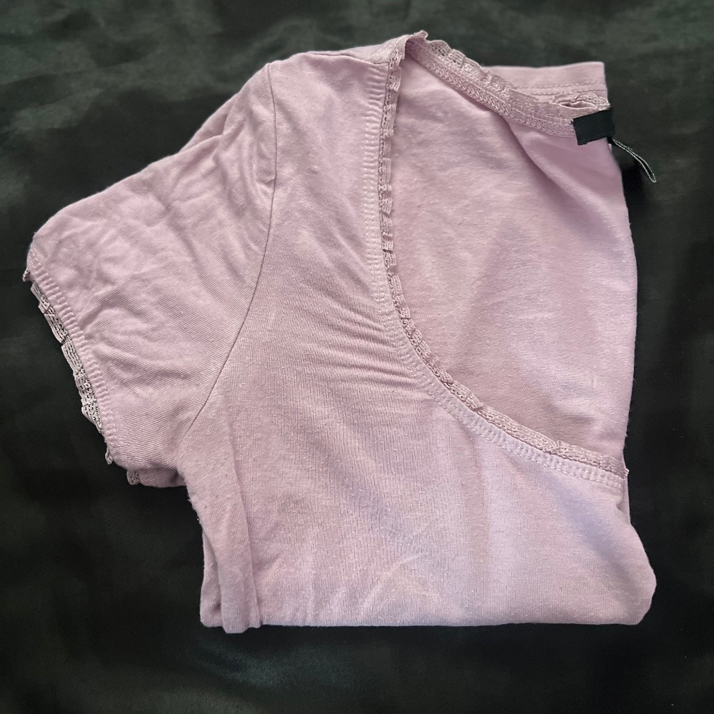light purple fitted shirt w/ laced sleeves and collar line